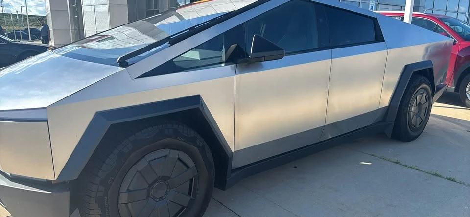 2025 Tesla Cybertruck - Image 4 of 5