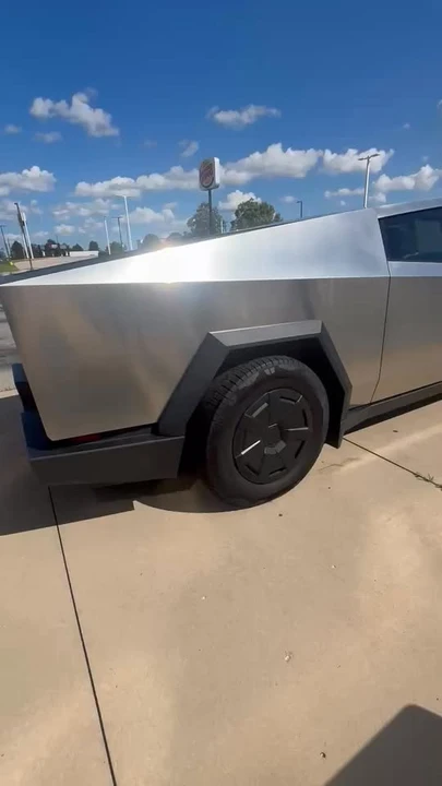 2025 Tesla Cybertruck - Image 5 of 5