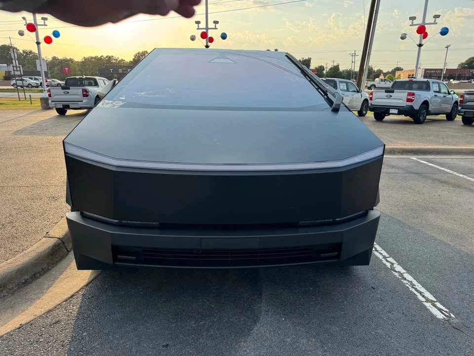 2025 Tesla Cybertruck - Image 2 of 8
