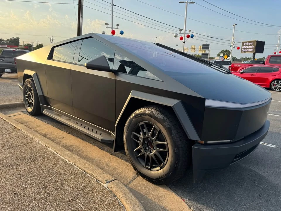 2025 Tesla Cybertruck - Image 4 of 8