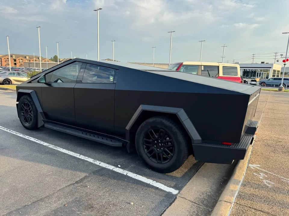 2025 Tesla Cybertruck - Image 7 of 8