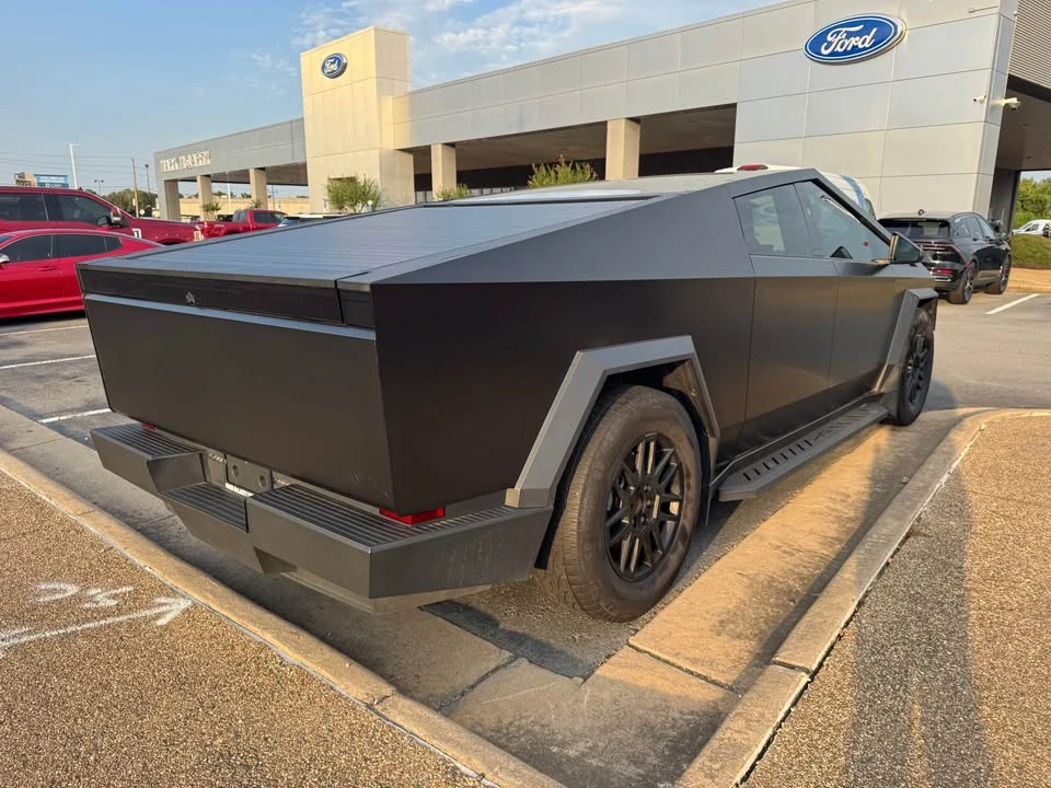 2025 Tesla Cybertruck - Image 5 of 8