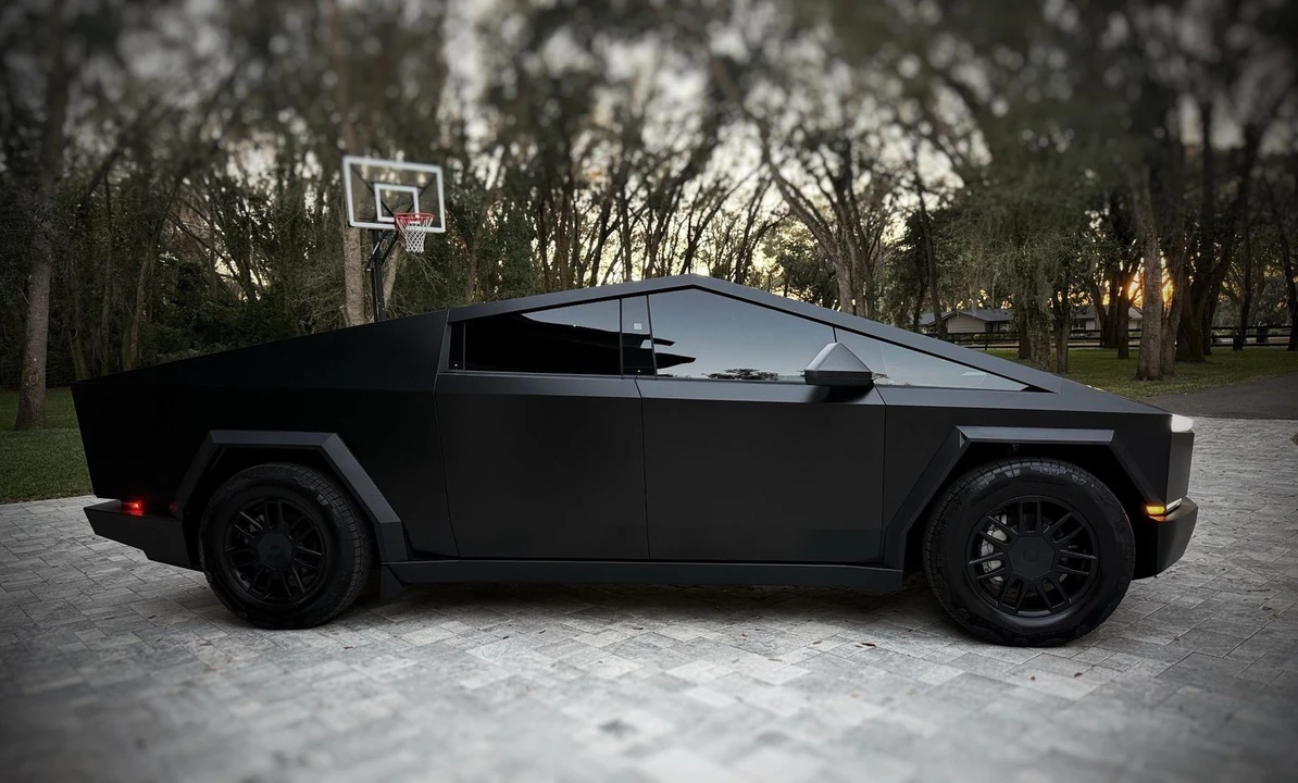 2025 Tesla Cybertruck - Image 9 of 12