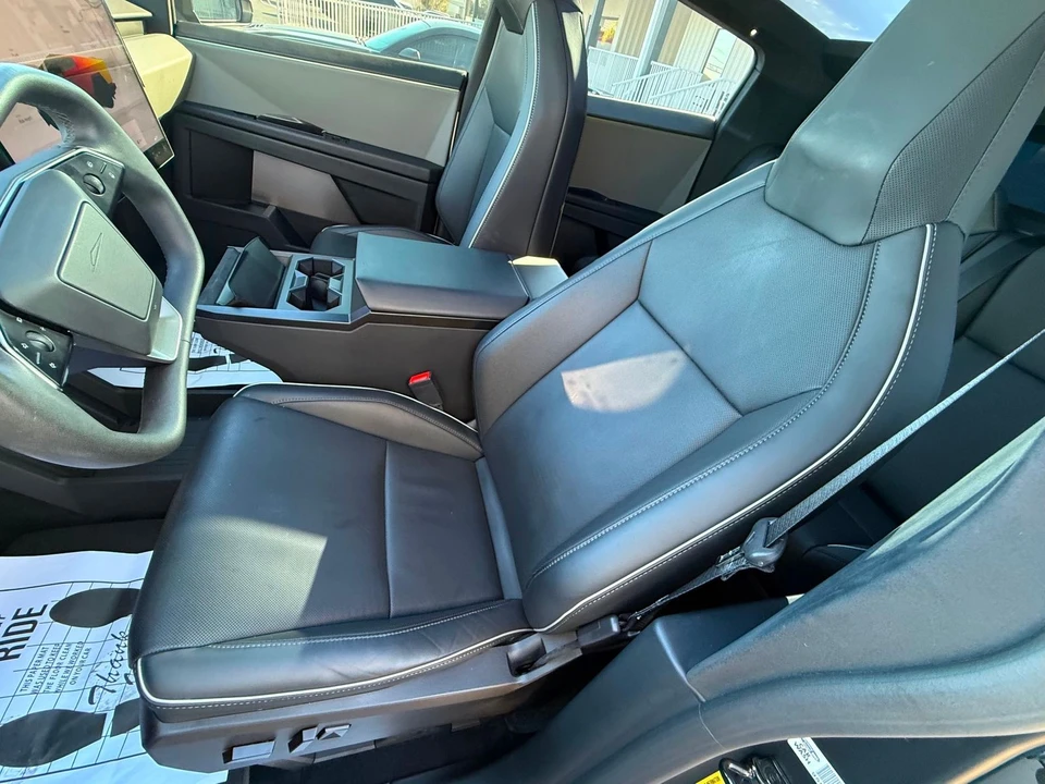 2025 Tesla Cybertruck - Image 3 of 12