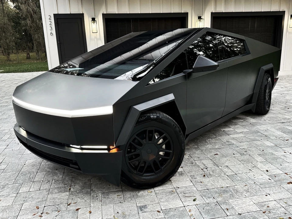 2025 Tesla Cybertruck - Image 4 of 12