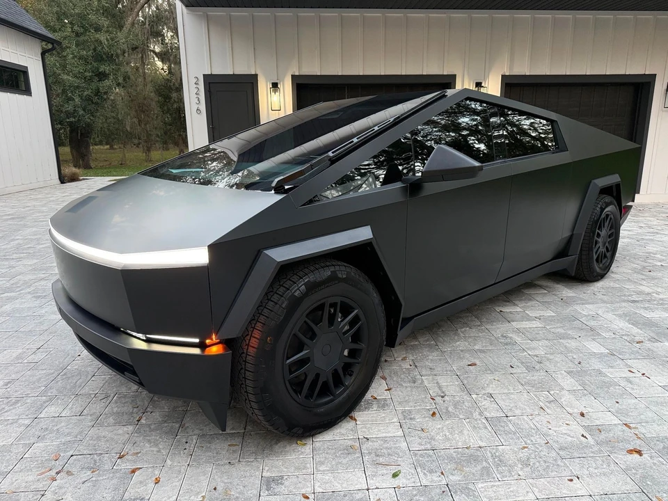 2025 Tesla Cybertruck - Image 12 of 12