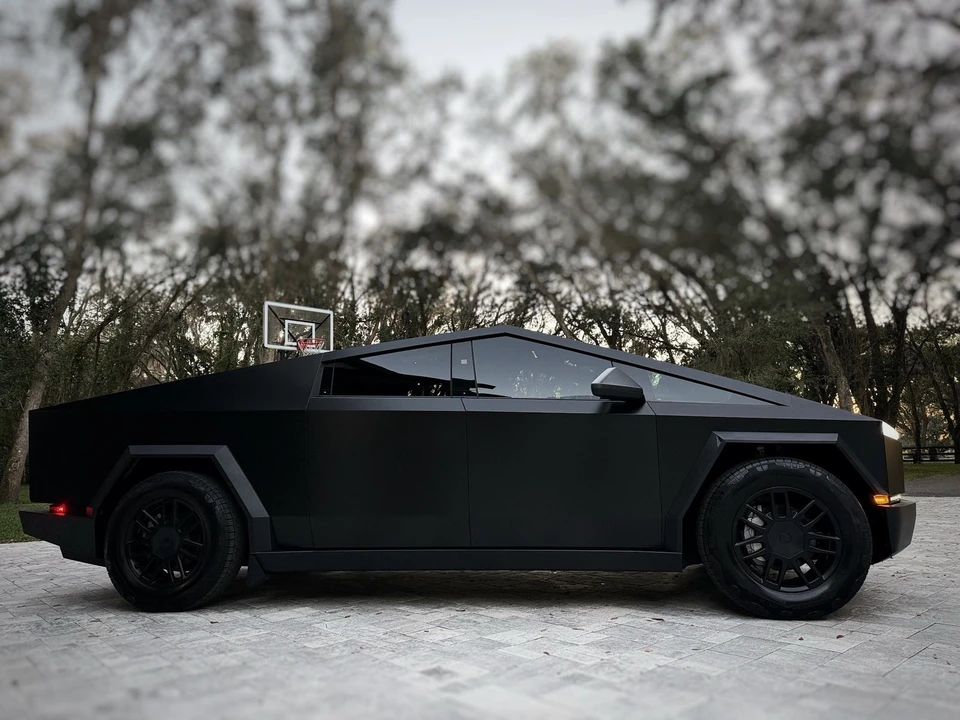 2025 Tesla Cybertruck - Image 2 of 12