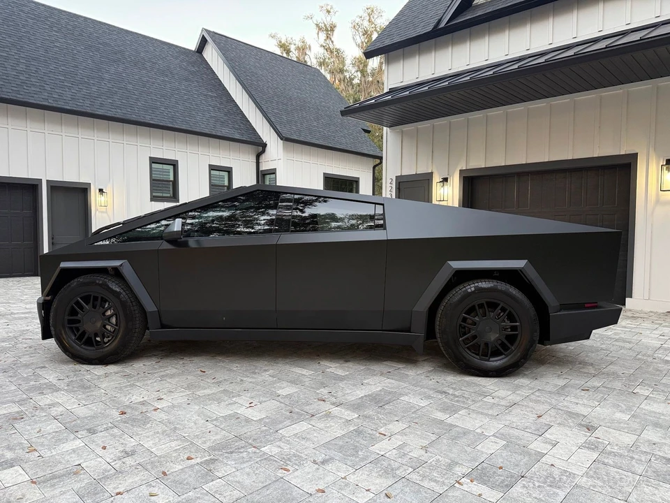 2025 Tesla Cybertruck - Image 7 of 12