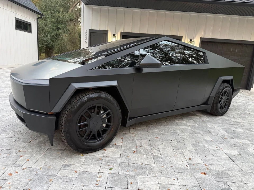 2025 Tesla Cybertruck - Image 10 of 12