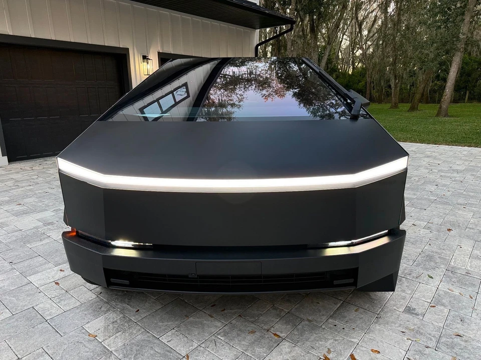 2025 Tesla Cybertruck - Image 11 of 12