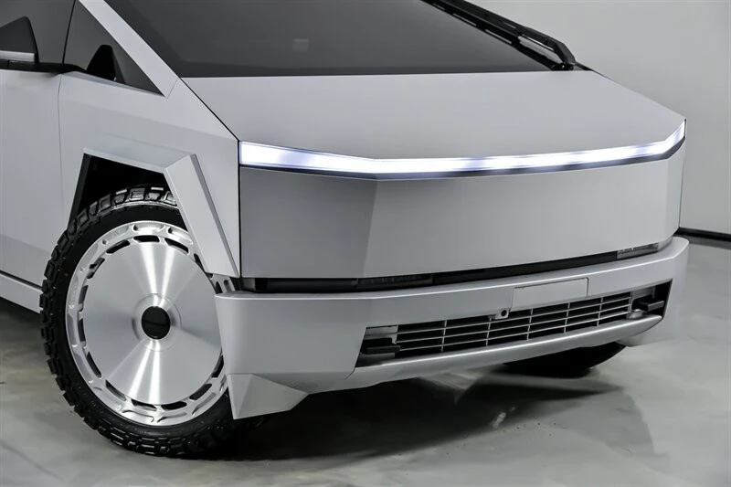 2025 Tesla Cybertruck - Image 3 of 12