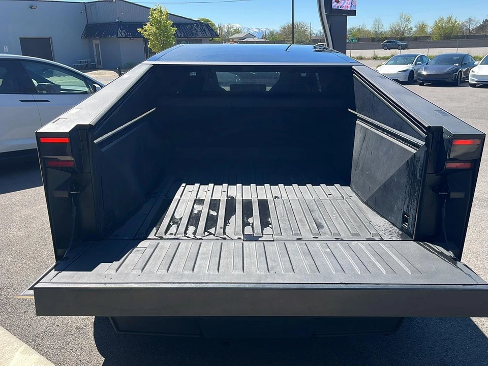 2025 Tesla Cybertruck - Image 17 of 21