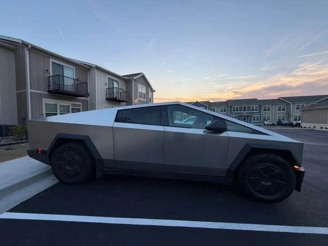2025 Tesla Cybertruck - Image 5 of 5