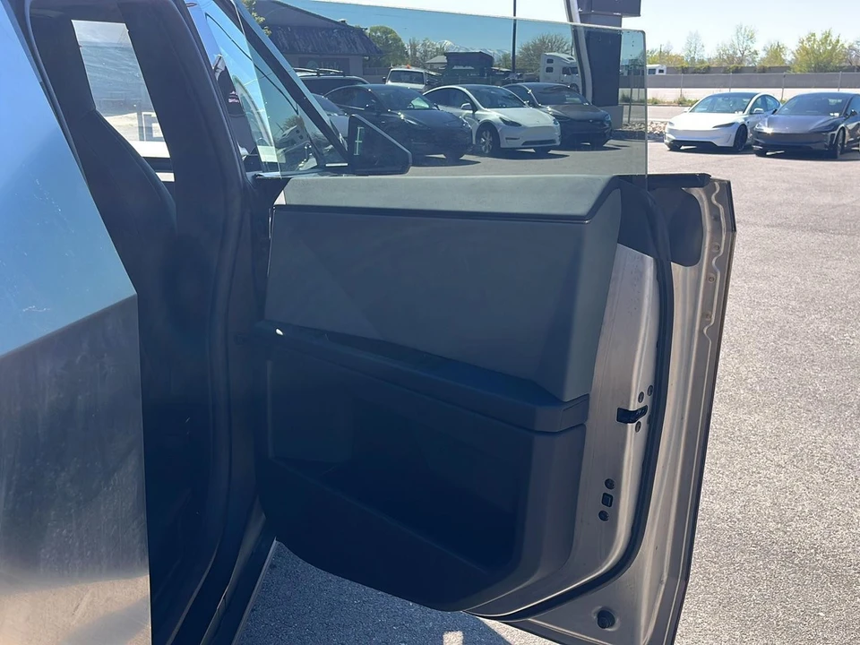 2025 Tesla Cybertruck - Image 18 of 21