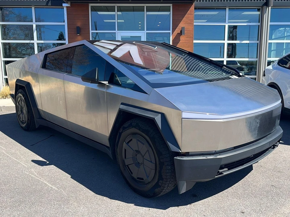 2025 Tesla Cybertruck - Image 2 of 21