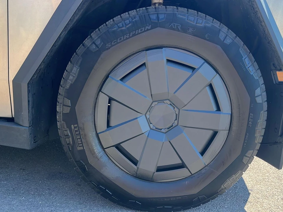 2025 Tesla Cybertruck - Image 10 of 21