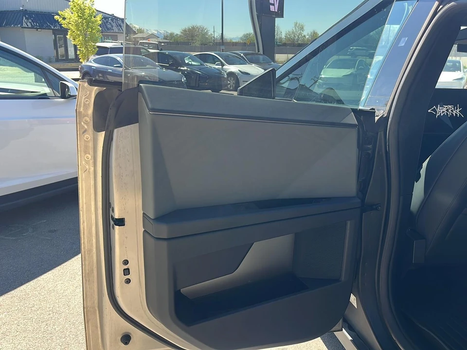 2025 Tesla Cybertruck - Image 14 of 21