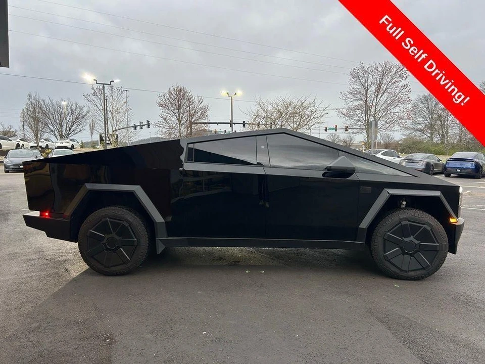 2025 Tesla Cybertruck - Image 4 of 17