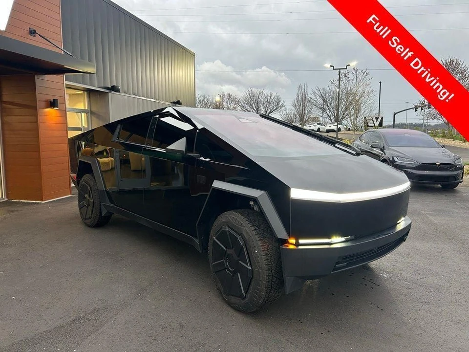 2025 Tesla Cybertruck - Image 3 of 17