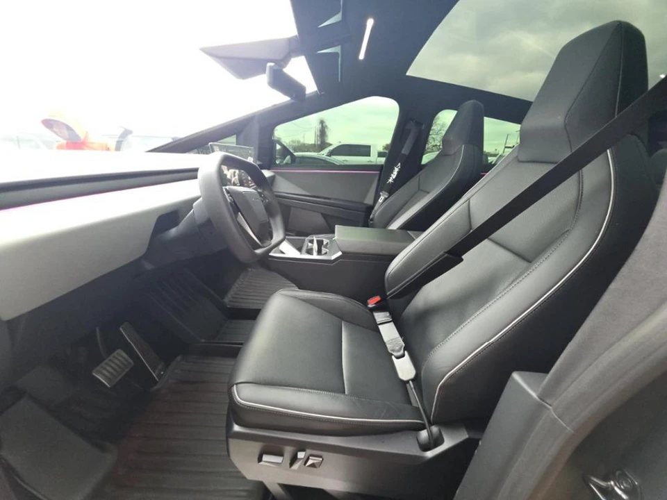 2025 Tesla Cybertruck - Image 4 of 10