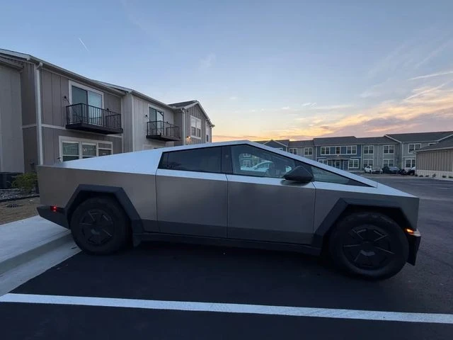 2025 Tesla Cybertruck - Image 5 of 5