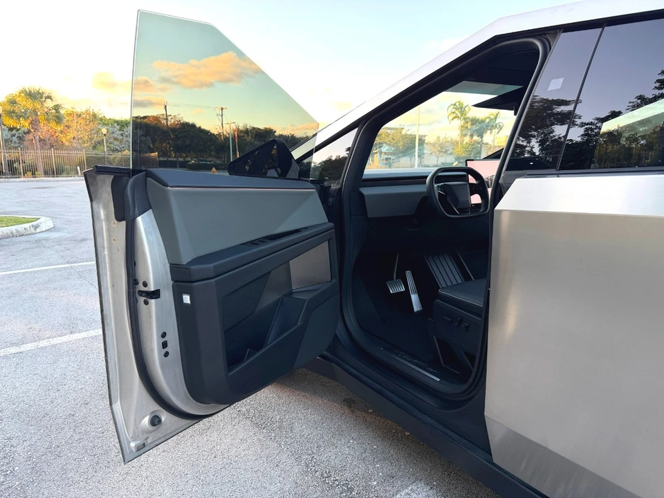 2025 Tesla Cybertruck - Image 19 of 21