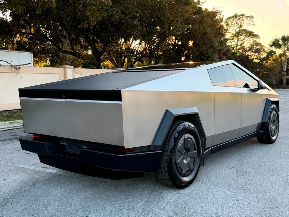 2025 Tesla Cybertruck - Image 16 of 21