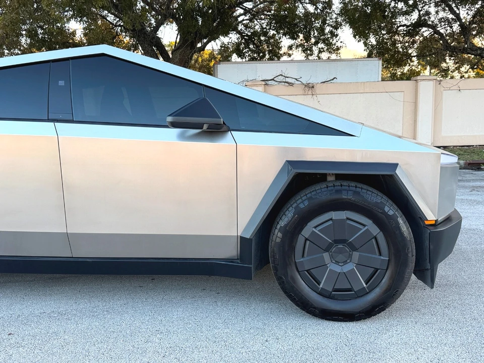 2025 Tesla Cybertruck - Image 12 of 21