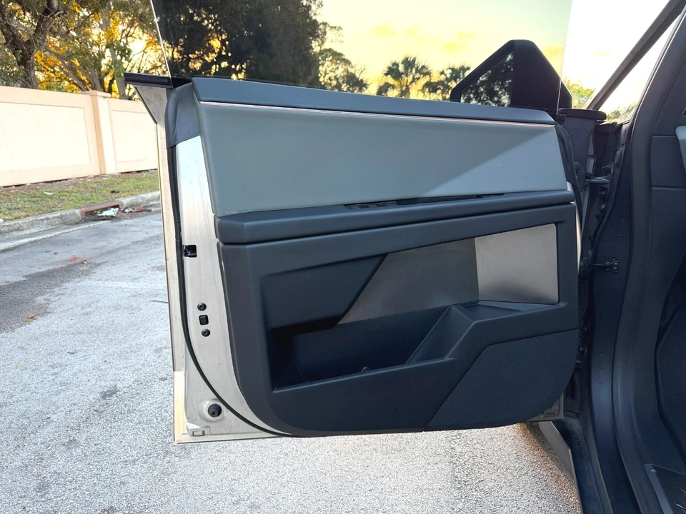 2025 Tesla Cybertruck - Image 18 of 21