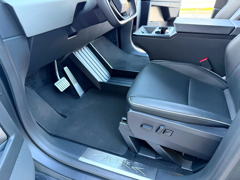 2025 Tesla Cybertruck - Image 20 of 21