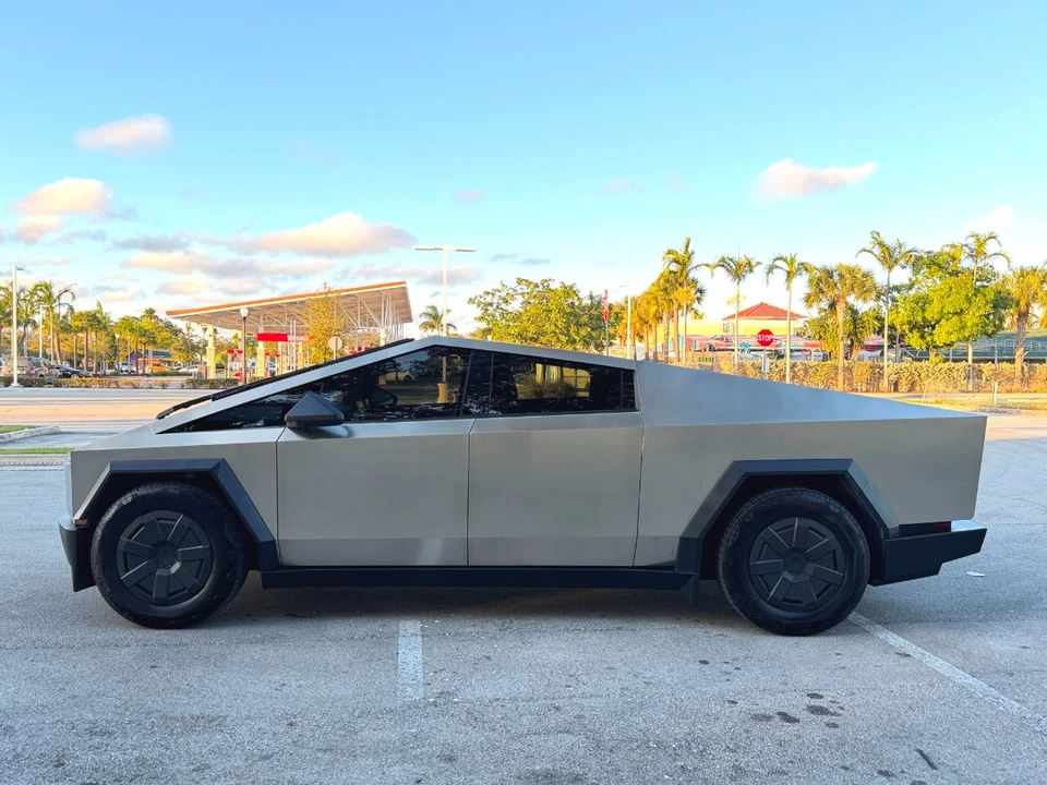 2025 Tesla Cybertruck - Image 10 of 21