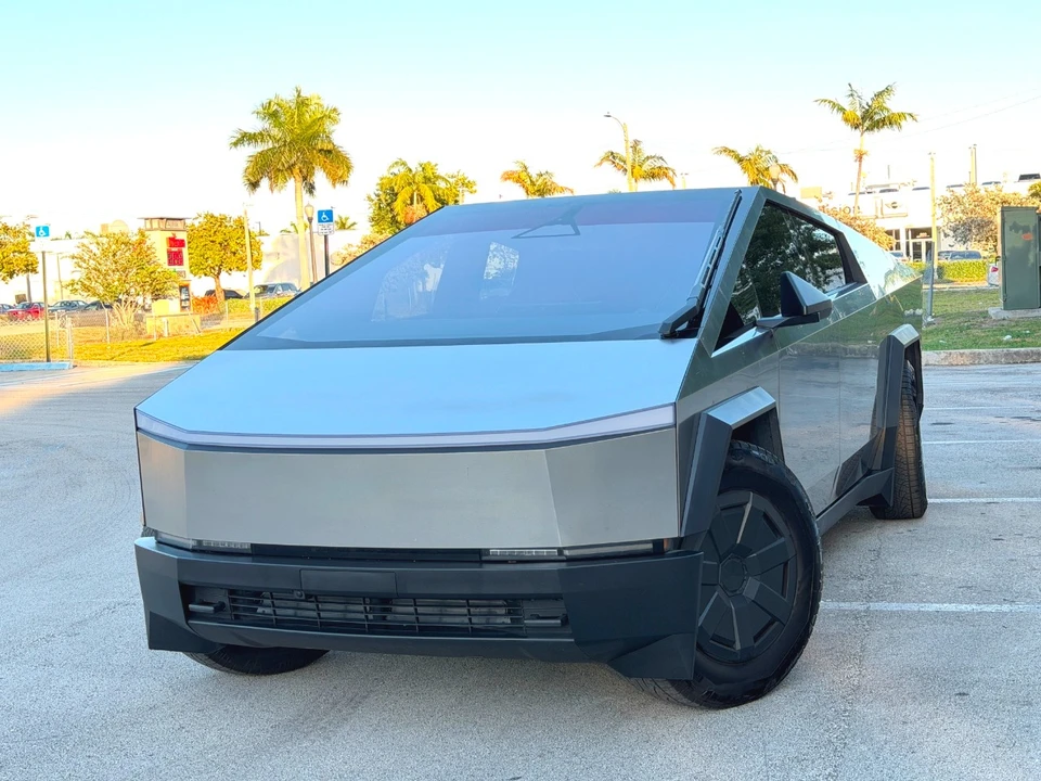 2025 Tesla Cybertruck - Image 3 of 21