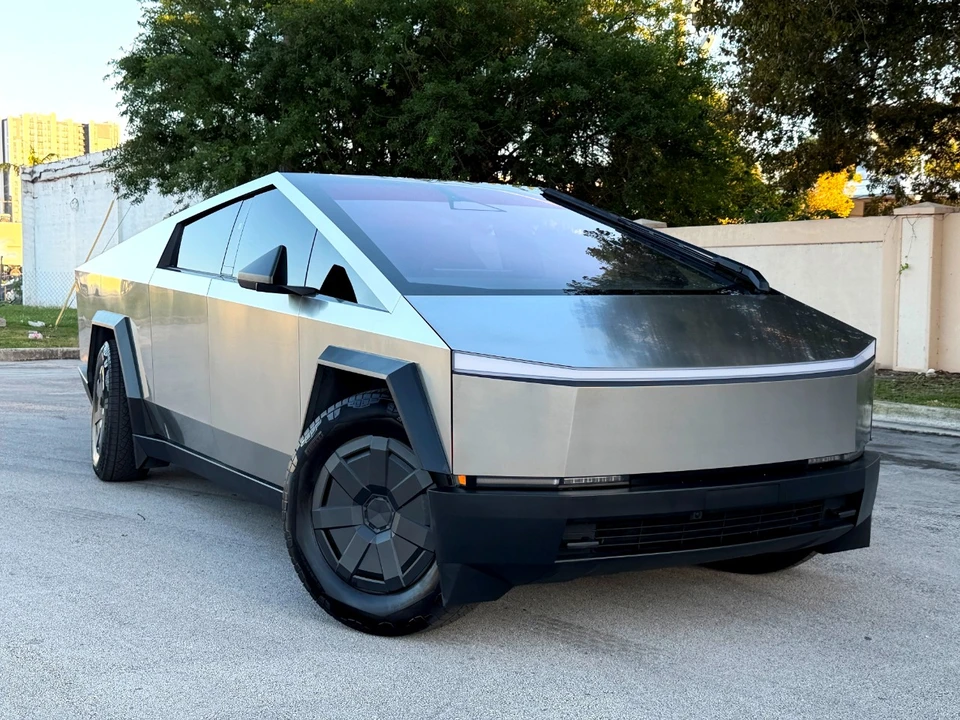 2025 Tesla Cybertruck - Image 7 of 21