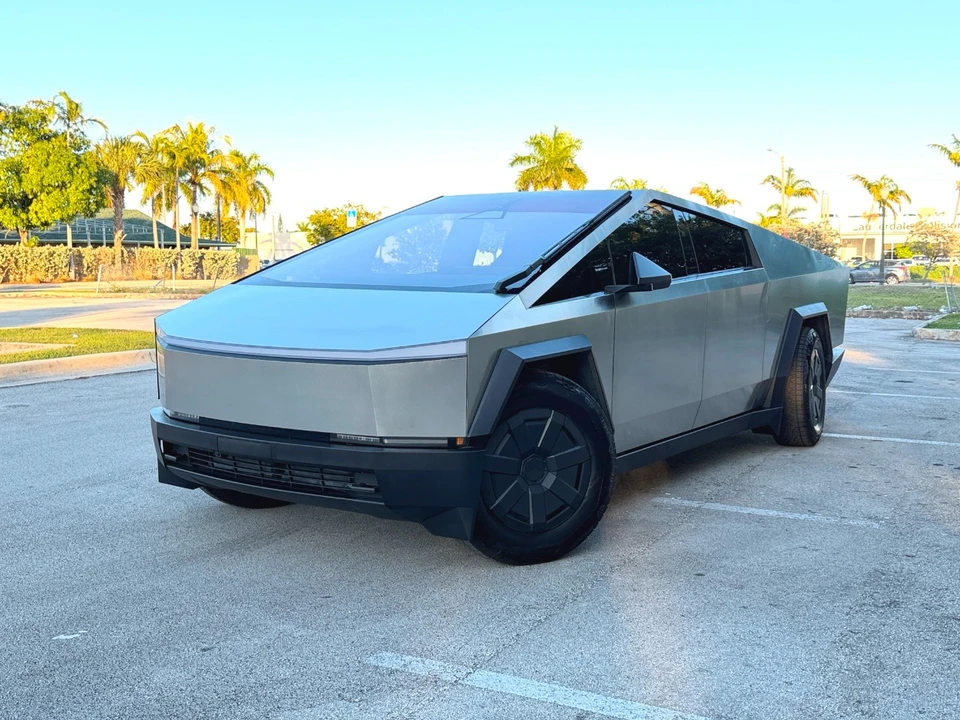 2025 Tesla Cybertruck - Image 2 of 21