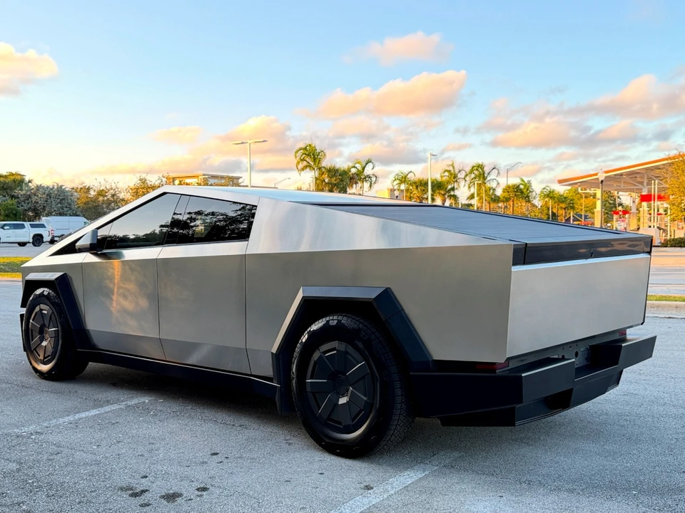 2025 Tesla Cybertruck - Image 17 of 21