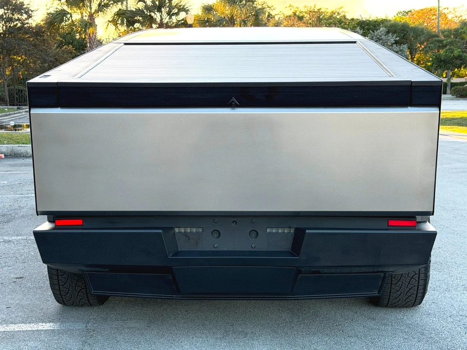 2025 Tesla Cybertruck - Image 15 of 21