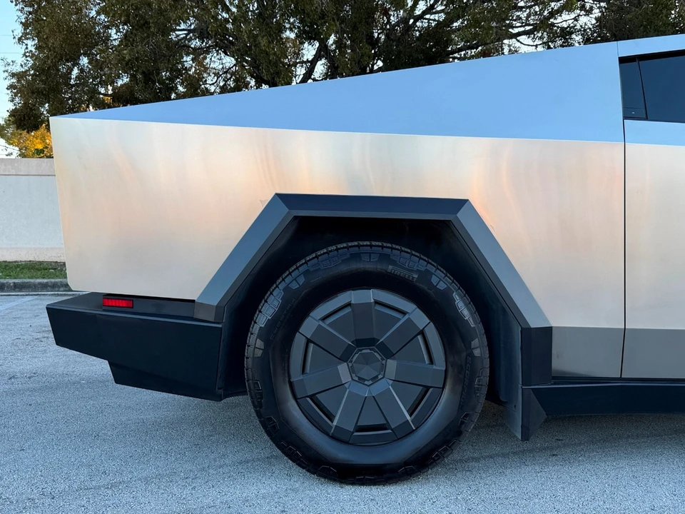 2025 Tesla Cybertruck - Image 13 of 21
