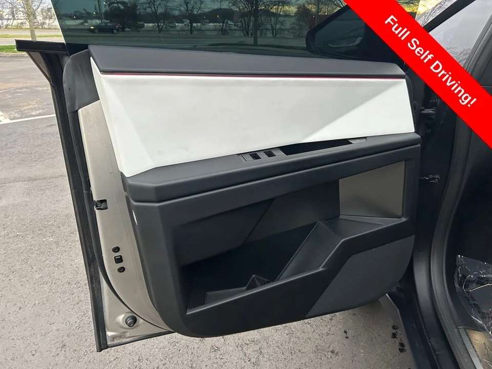 2025 Tesla Cybertruck - Image 14 of 17