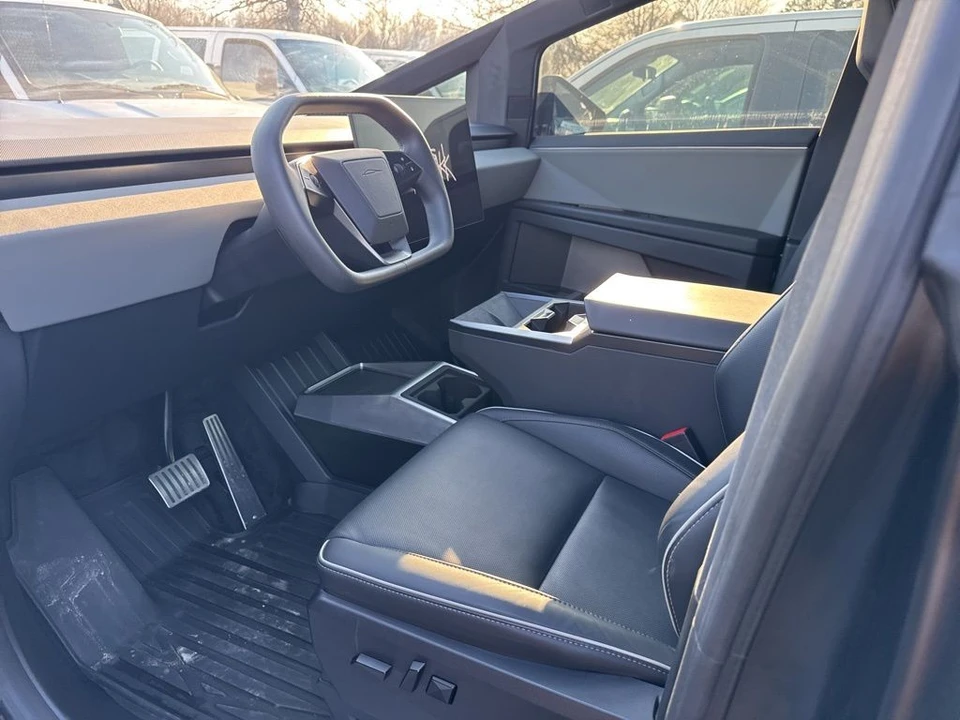 2025 Tesla Cybertruck - Image 3 of 6
