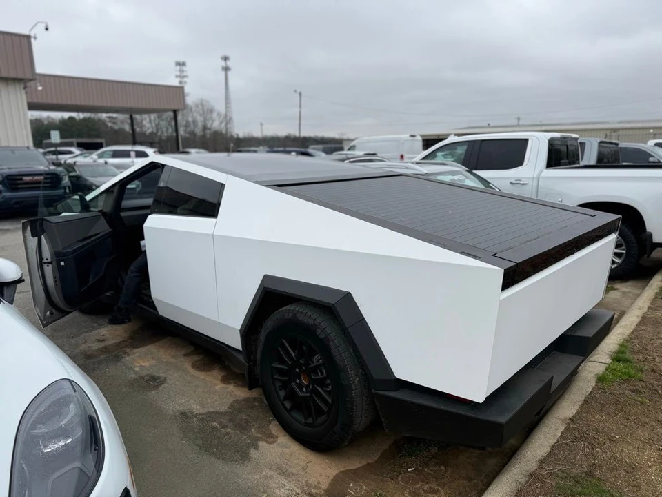 2025 Tesla Cybertruck - Image 2 of 4