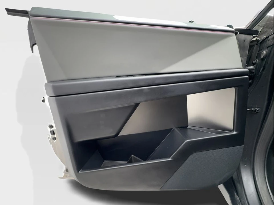2025 Tesla Cybertruck - Image 24 of 31