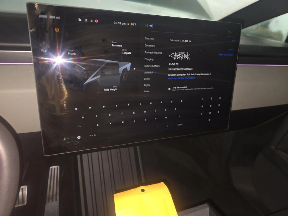 2025 Tesla Cybertruck - Image 6 of 10