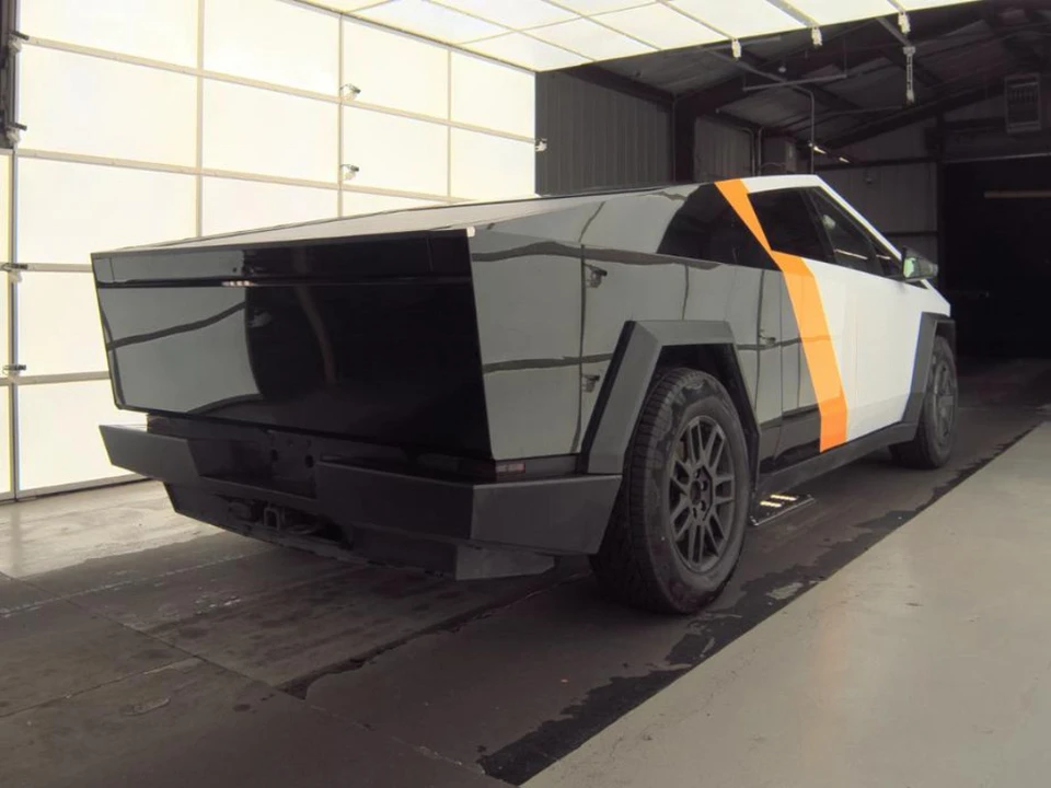 2025 Tesla Cybertruck - Image 2 of 10