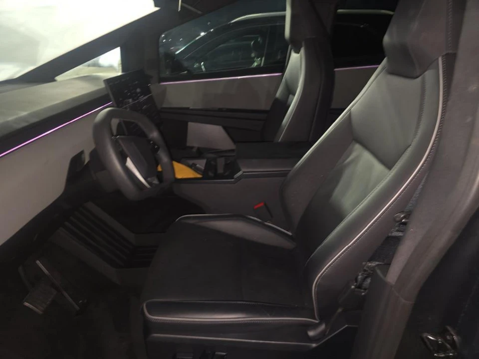 2025 Tesla Cybertruck - Image 4 of 10