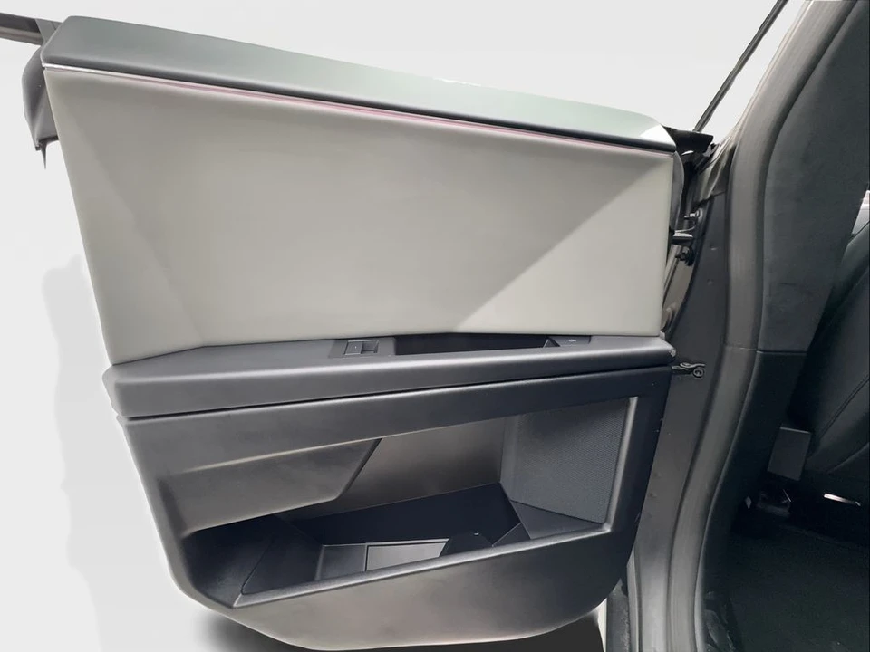 2025 Tesla Cybertruck - Image 27 of 31