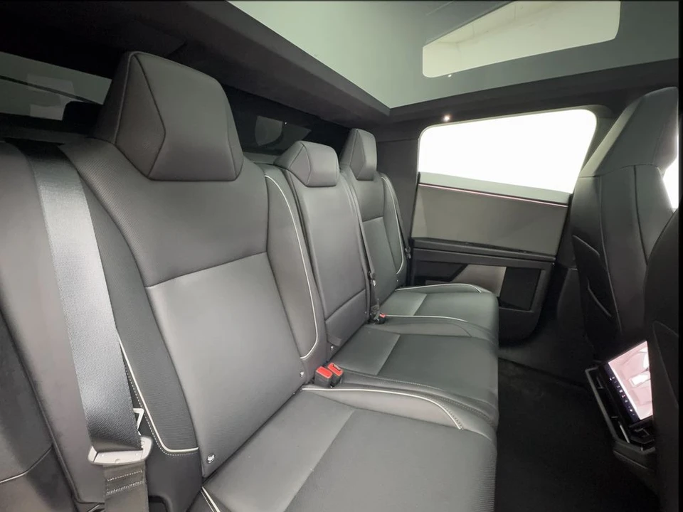 2025 Tesla Cybertruck - Image 28 of 31