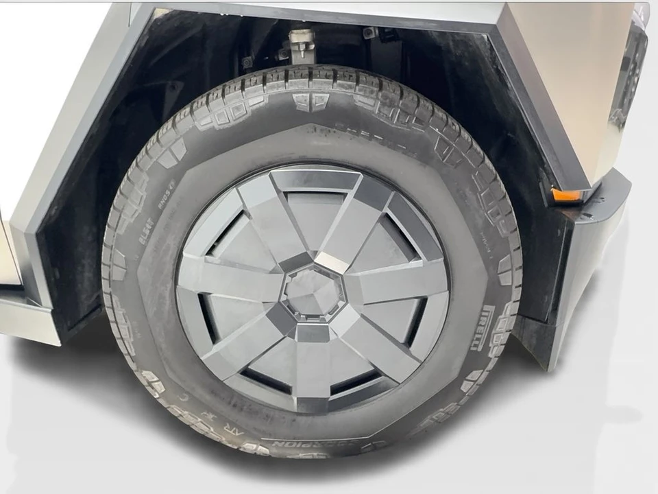 2025 Tesla Cybertruck - Image 16 of 31