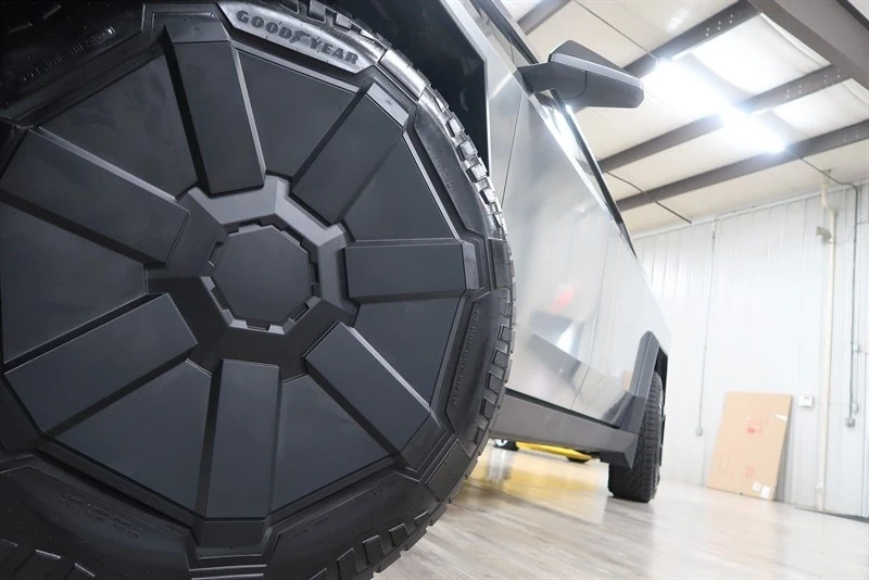 2025 Tesla Cybertruck - Image 3 of 21