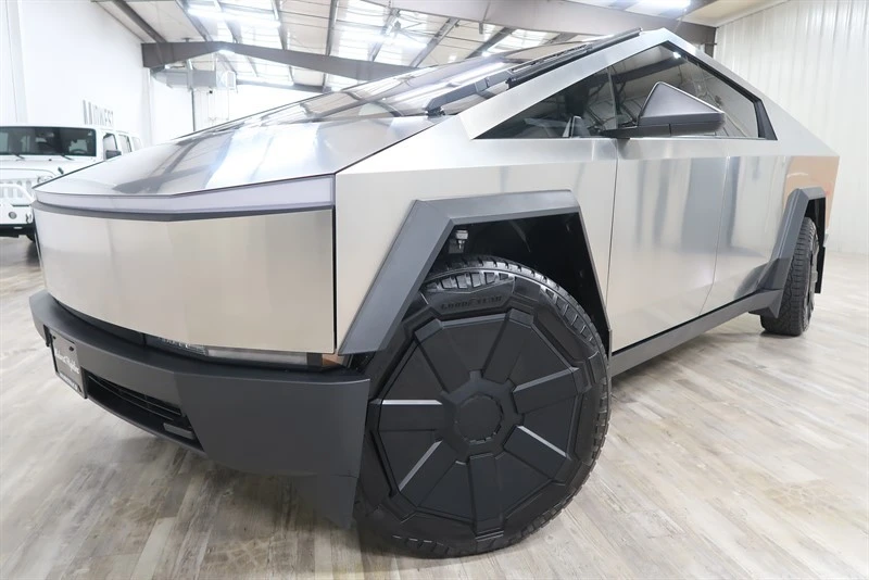 2025 Tesla Cybertruck - Image 2 of 21