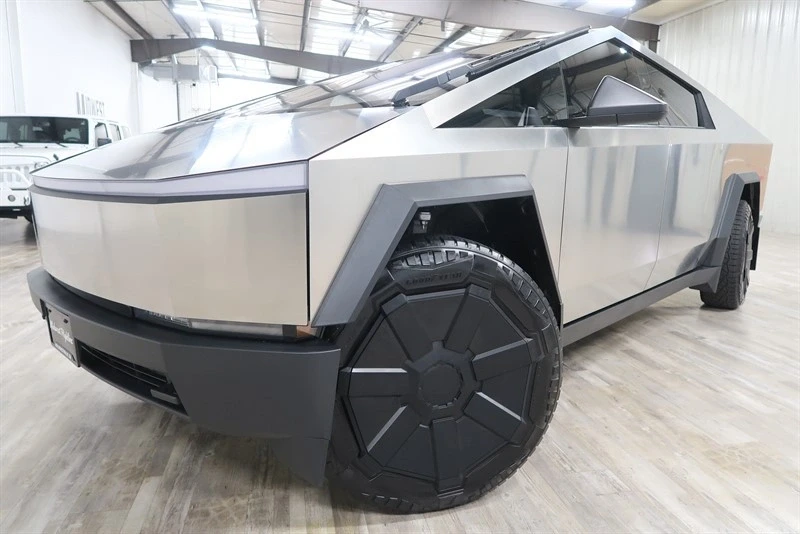 2025 Tesla Cybertruck - Image 2 of 21